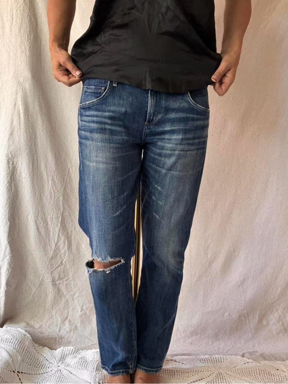 AGOLDE medium wash denim Distressed
Boyfriend Jeans Size- 28